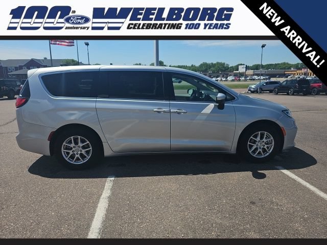 Used 2023 Chrysler Pacifica Touring-L FWD image 6