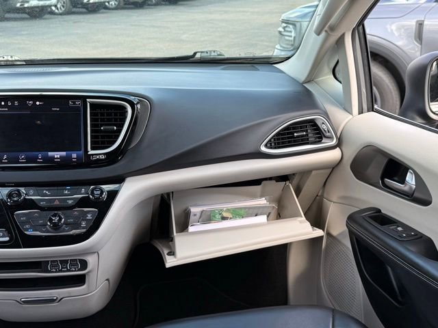 Used 2023 Chrysler Pacifica Touring-L FWD image 28