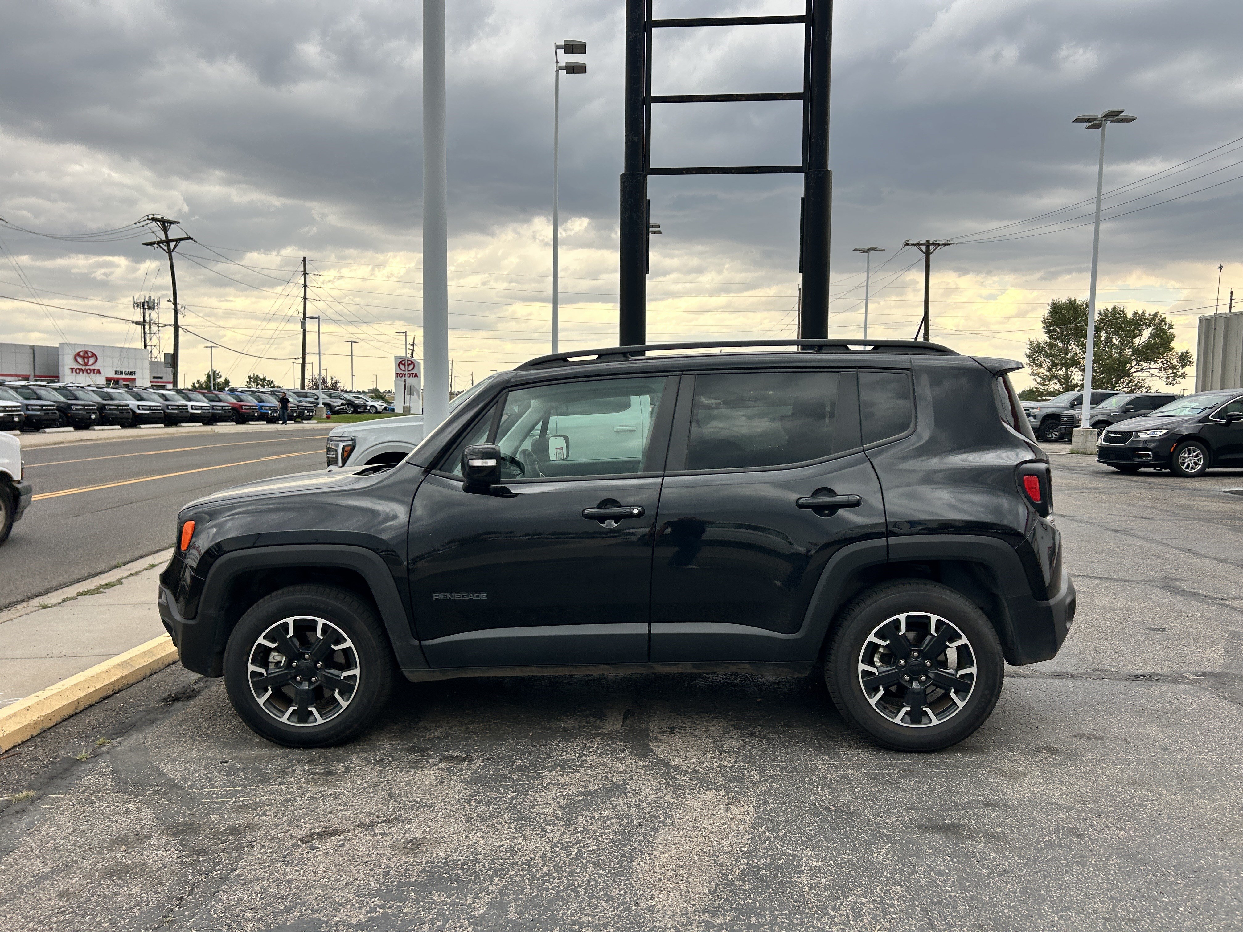 Used 2023 Jeep Renegade Latitude AWD/4WD image 2