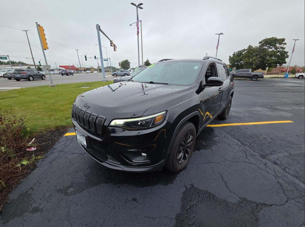 Used 2023 Jeep Cherokee Altitude Lux AWD/4WD image 2