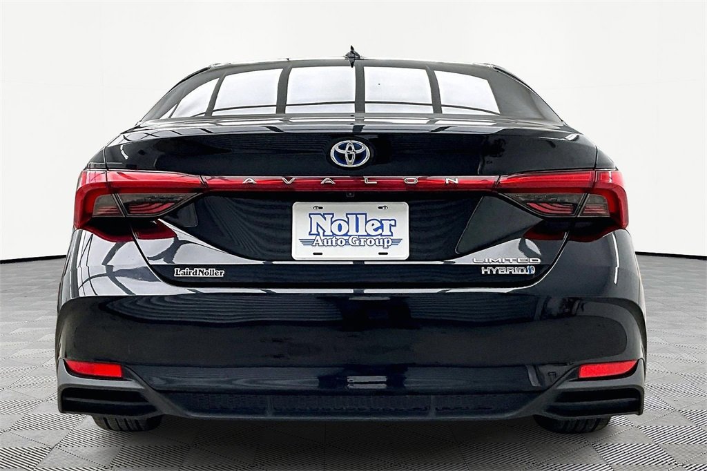 Used 2022 Toyota Avalon Limited image 4