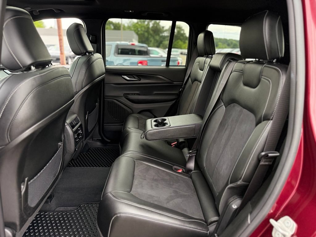 Used 2023 Jeep Grand Cherokee Altitude AWD/4WD image 14