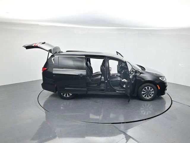 Used 2025 Chrysler Pacifica Select FWD image 46