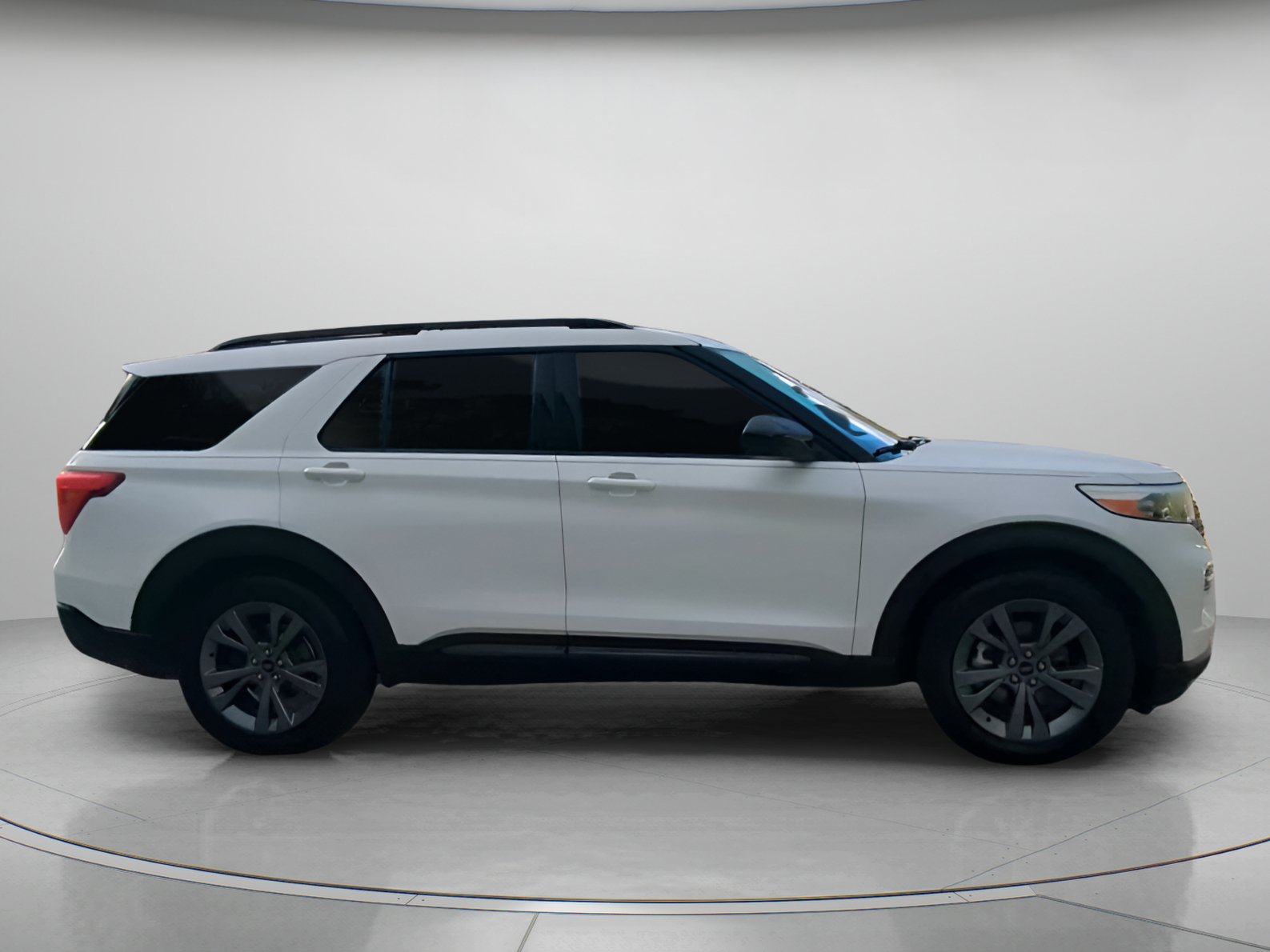 Certified 2022 Ford Explorer XLT w/ Equipment Group 202A RWD image 33