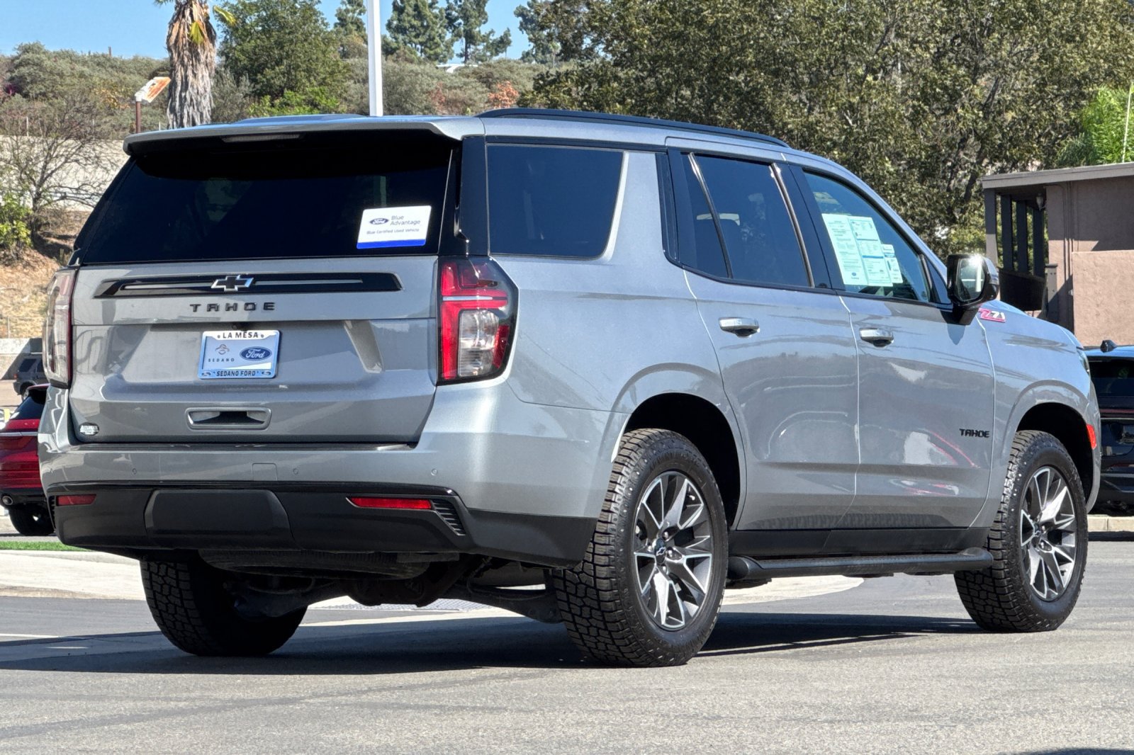 Used 2023 Chevrolet Tahoe Z71 w/ Luxury Package AWD/4WD image 3