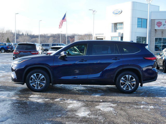 Used 2022 Toyota Highlander XLE image 2