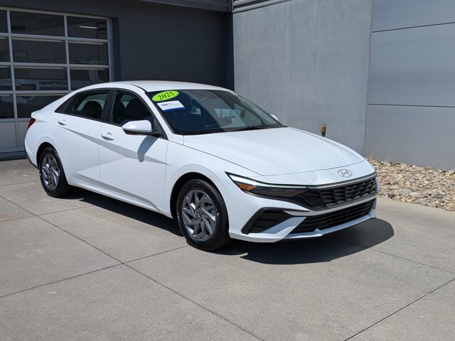 Used 2025 Hyundai Elantra Hybrid FWD image 2