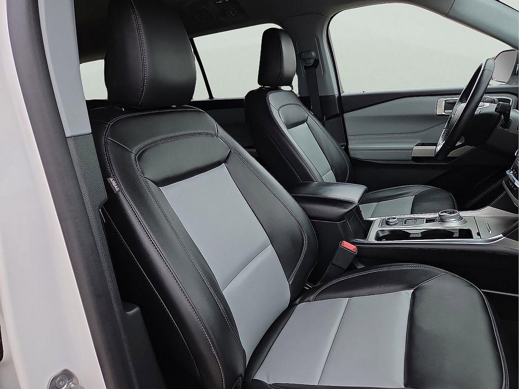 Certified 2023 Ford Explorer XLT w/ Equipment Group 202A AWD/4WD image 9