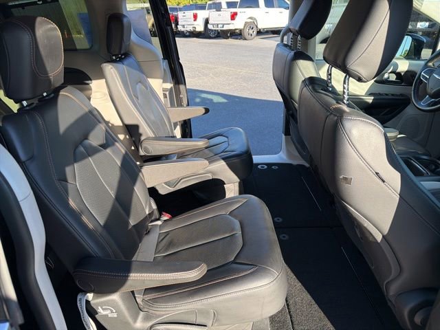 Used 2020 Chrysler Pacifica Touring-L w/ Advanced Safetytec Group FWD image 11