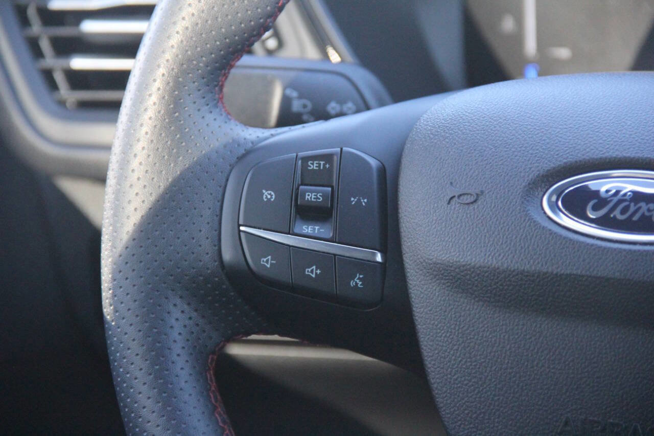 Certified 2025 Ford Escape ST-Line Select image 17