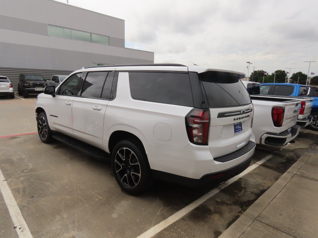 Used 2023 Chevrolet Suburban RST w/ Luxury Package RWD image 6
