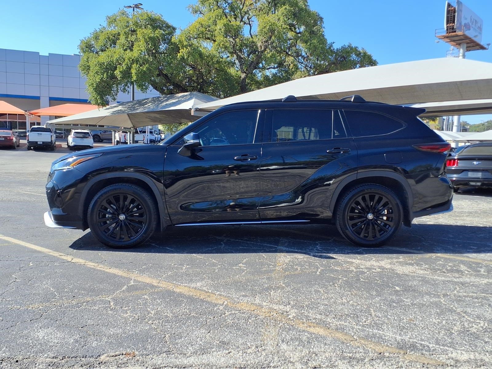 Used 2024 Toyota Highlander LE AWD/4WD image 9