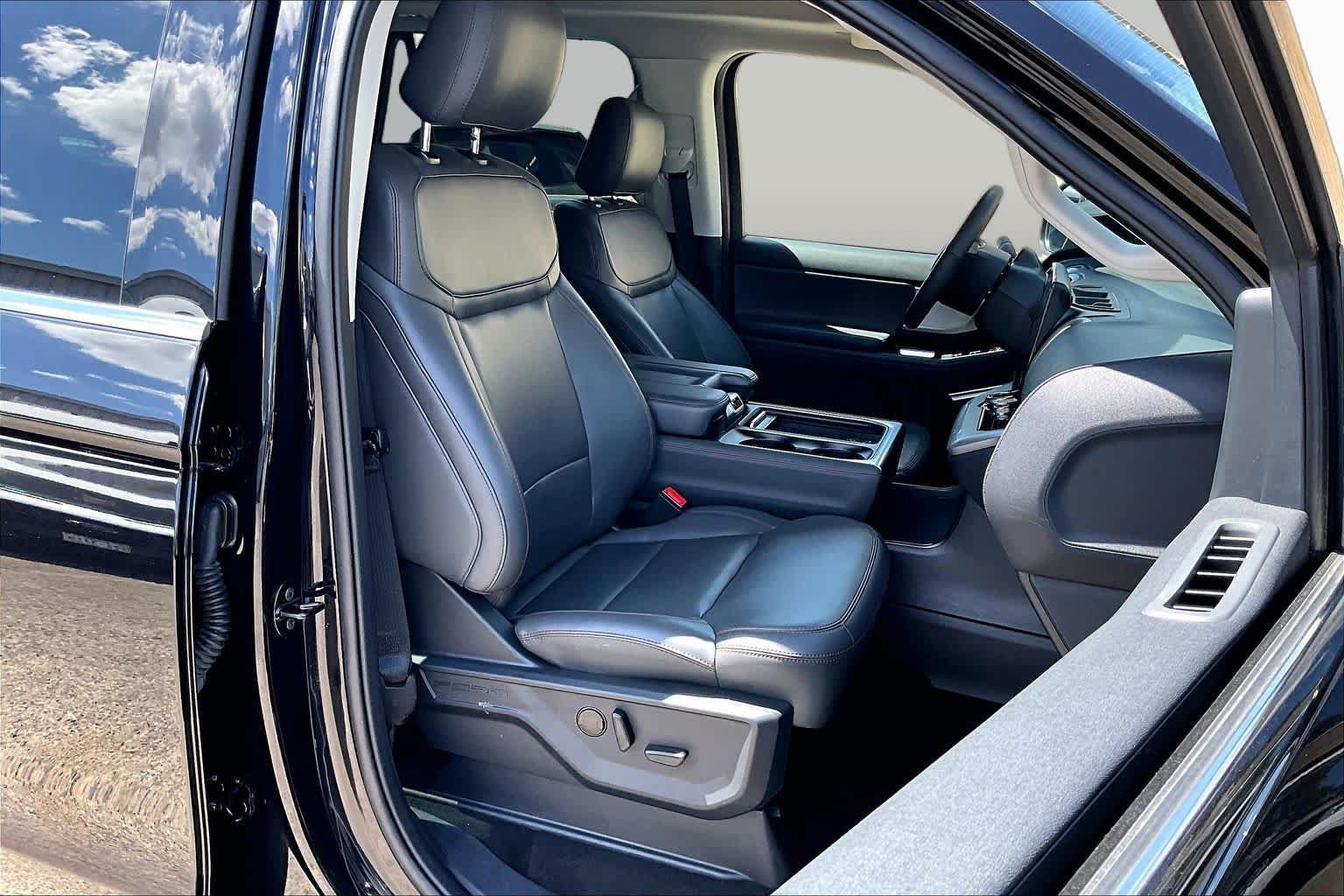 Certified 2025 Ford Expedition Active AWD/4WD image 9
