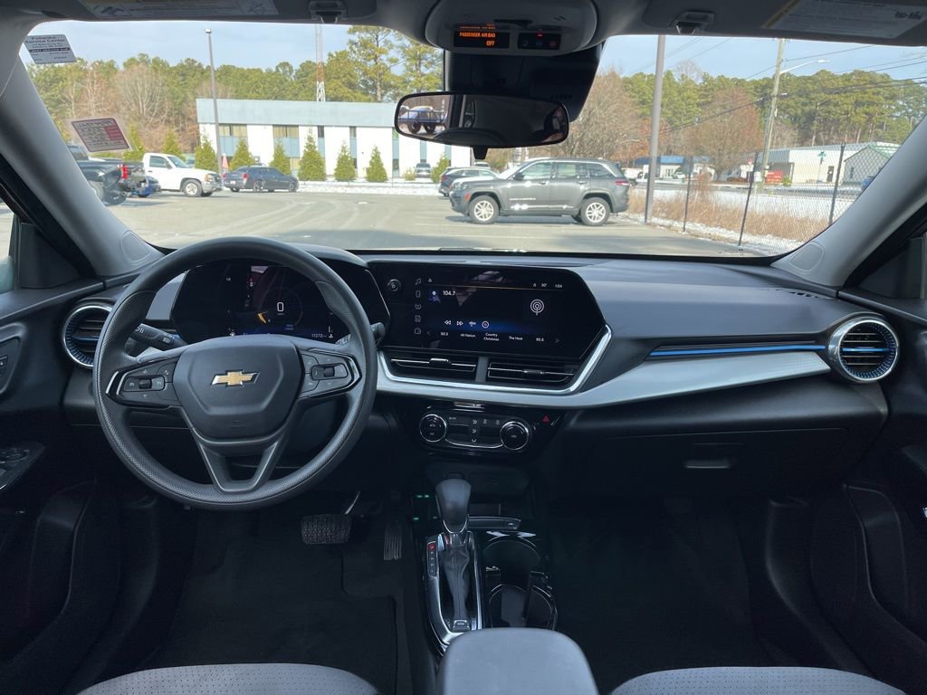 Used 2025 Chevrolet Trax LT image 8