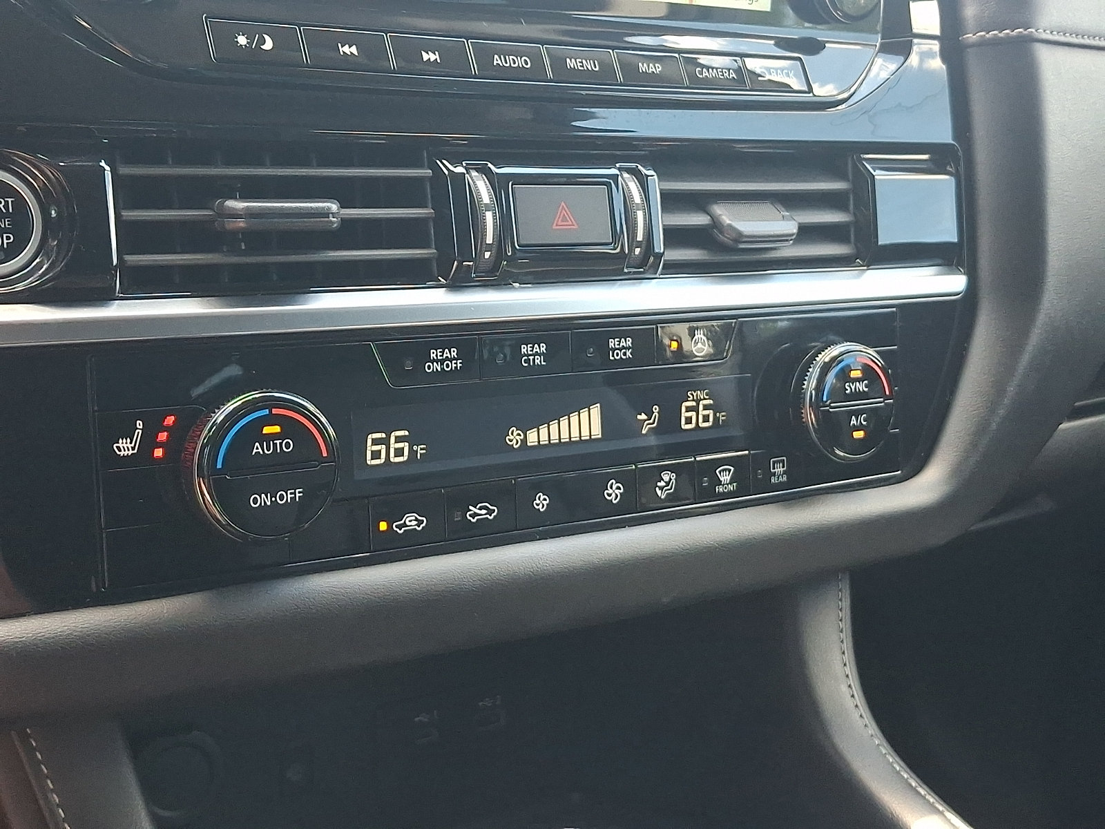 Used 2023 Nissan Pathfinder SL AWD/4WD image 16