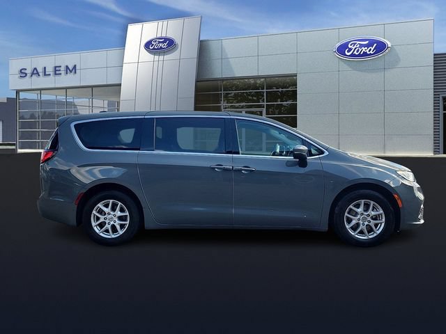 Used 2023 Chrysler Pacifica Touring-L FWD image 2
