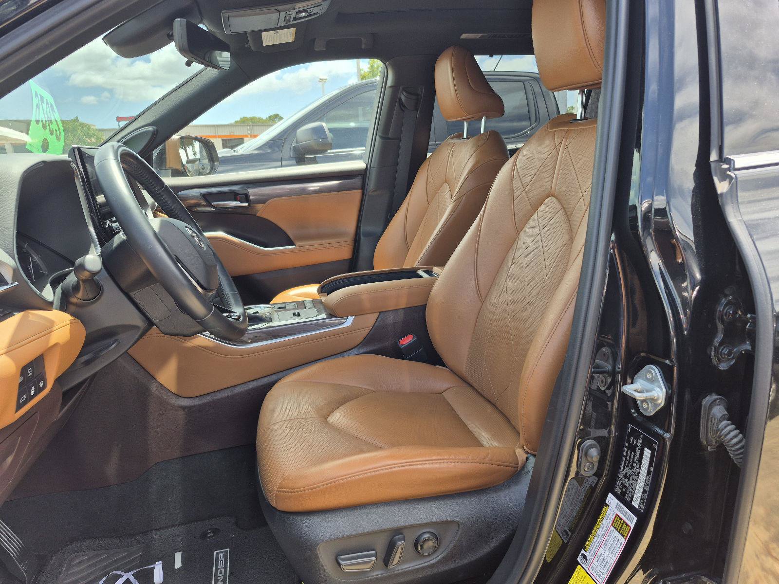 Used 2021 Toyota Highlander Platinum FWD image 2