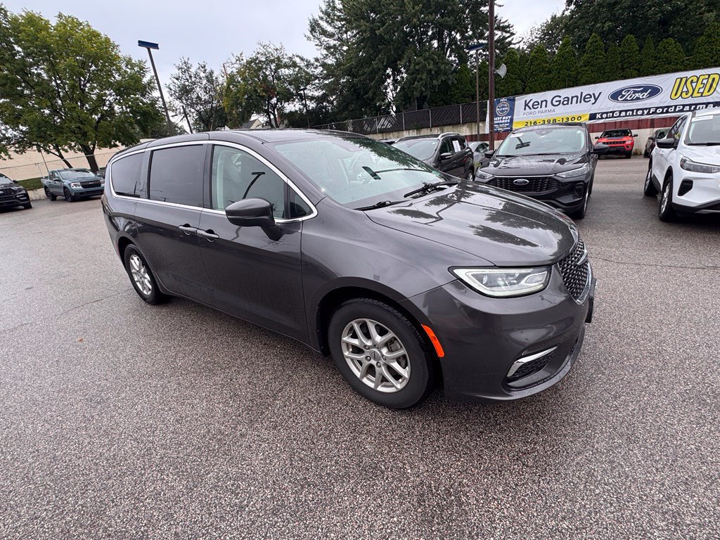 Used 2023 Chrysler Pacifica Touring-L FWD image 7