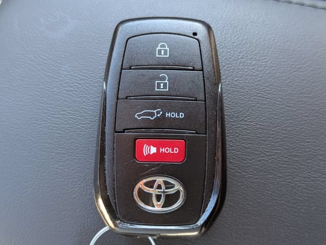 Used 2022 Toyota Corolla Cross XLE w/ Convenience Package FWD image 29