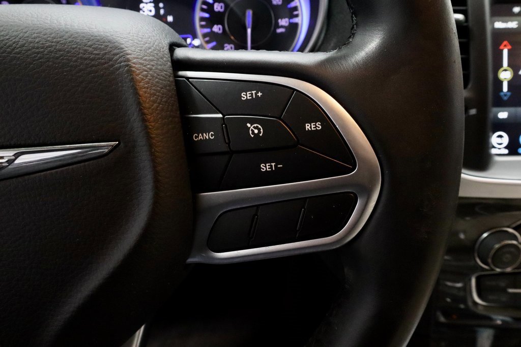 Used 2018 Chrysler 300 Touring L image 28