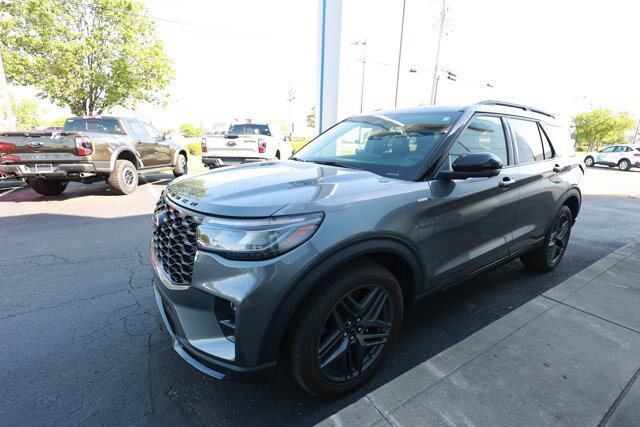 Certified 2025 Ford Explorer ST-Line w/ Premium Package AWD/4WD image 6