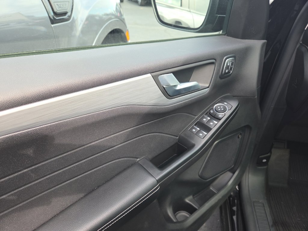 Certified 2024 Ford Escape SE w/ PHEV Premium Package FWD image 5
