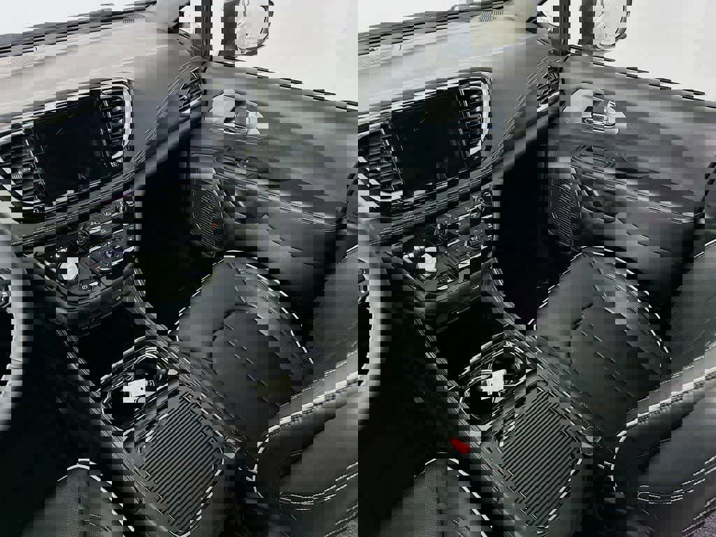 Used 2022 Chrysler Pacifica Limited w/ Uconnect Theater Family Group image 14