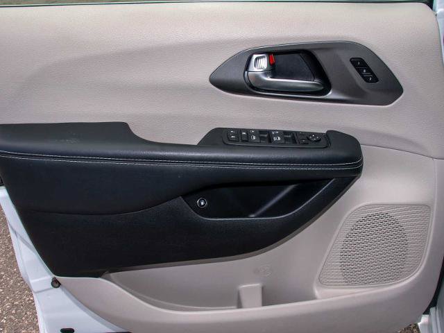 Used 2023 Chrysler Pacifica Touring-L FWD image 15