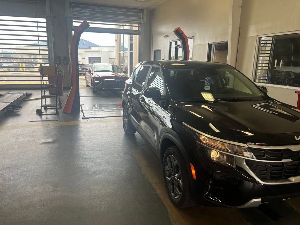 Used 2024 Kia Seltos LX AWD/4WD image 1