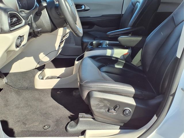 Used 2024 Chrysler Pacifica Touring-L image 15