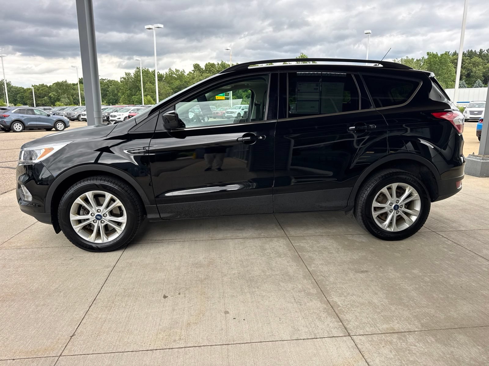 Certified 2018 Ford Escape SE w/ SE Sync 3 Package AWD/4WD image 4
