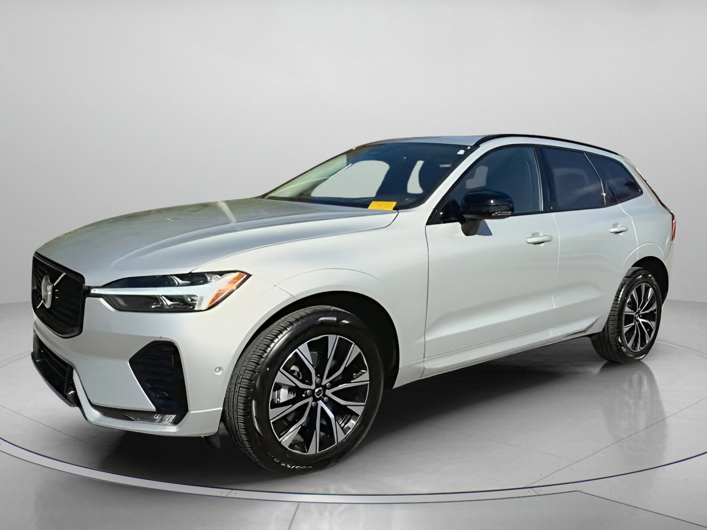 Used 2025 Volvo XC60 B5 Plus image 5