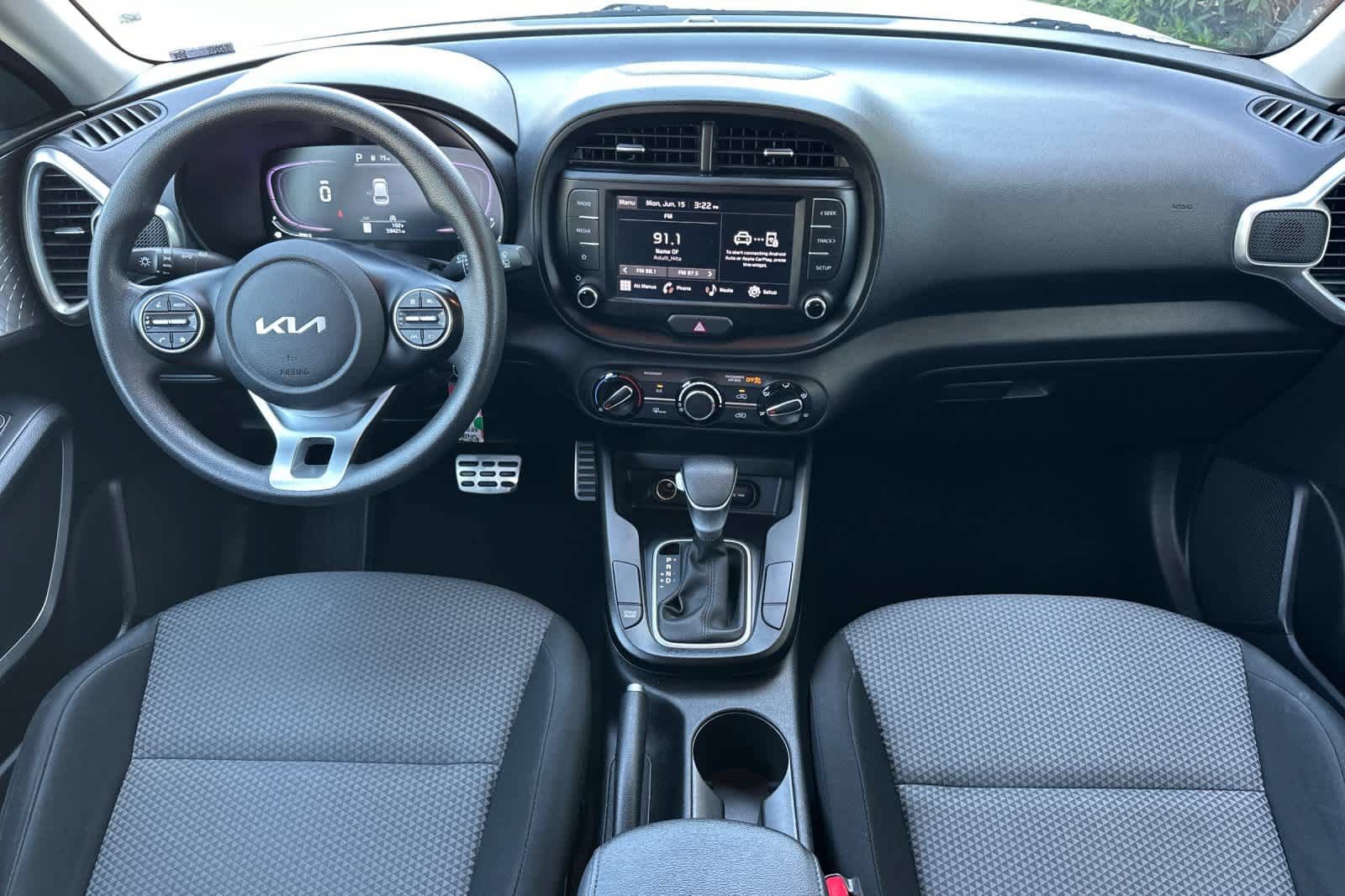 Used 2023 Kia Soul LX w/ LX Technology Package FWD image 3
