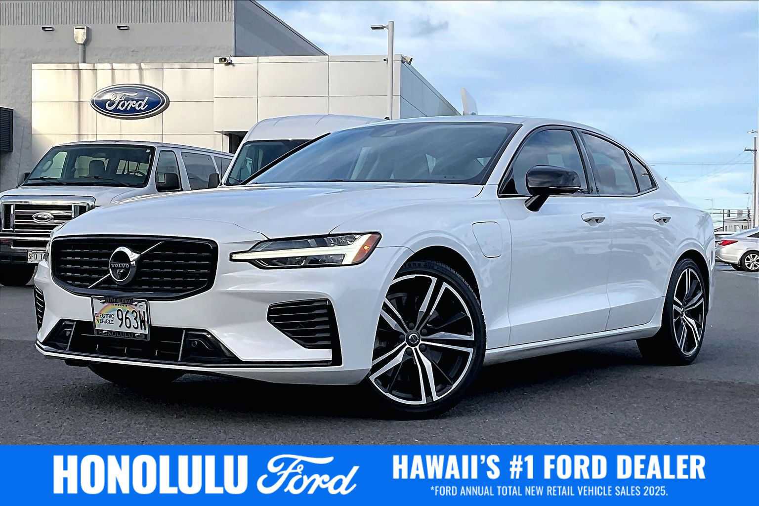 Used 2021 Volvo S60 T8 R-Design Expression w/ Advanced Package AWD/4WD image 1