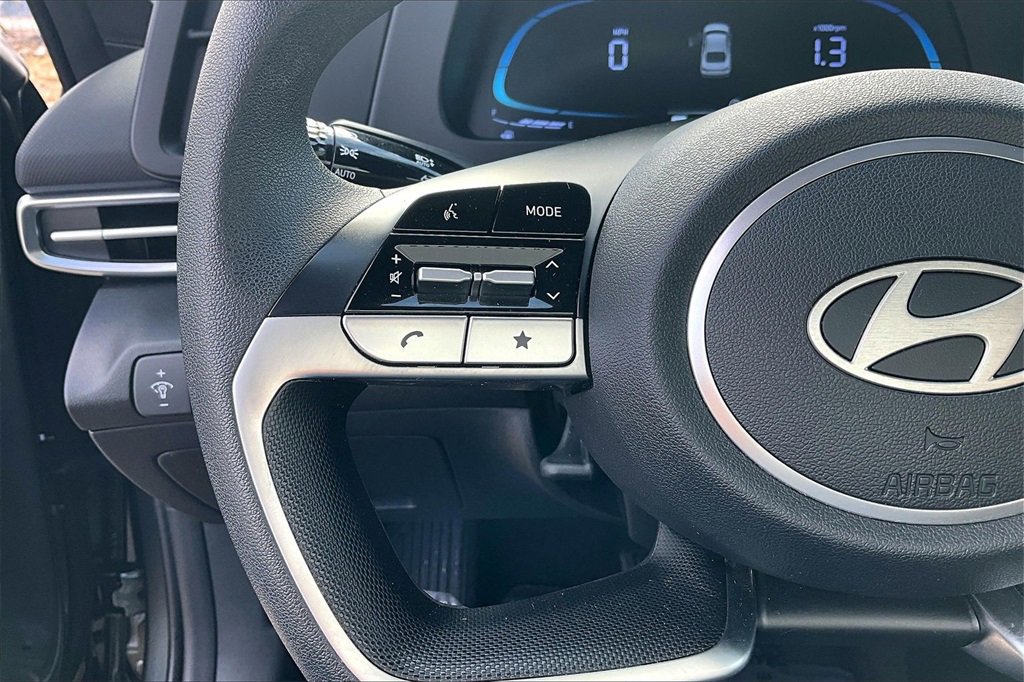 Used 2025 Hyundai Elantra SE w/ Cargo Package image 18