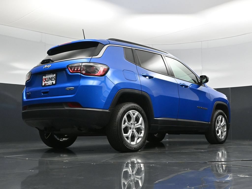Used 2024 Jeep Compass Latitude w/ Convenience Group AWD/4WD image 44