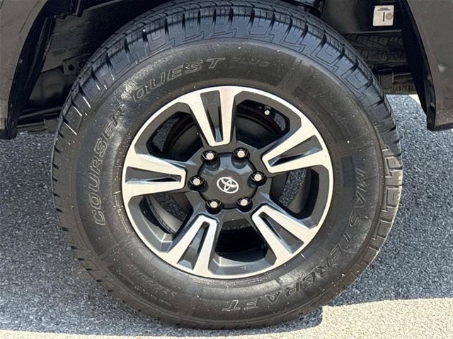 Used 2017 Toyota Tacoma TRD Sport w/ Tow Package AWD/4WD image 9
