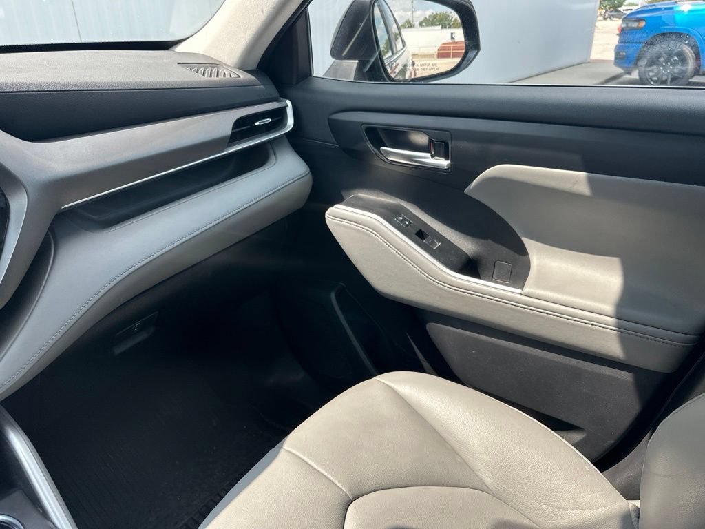 Used 2023 Toyota Highlander XLE AWD/4WD image 45