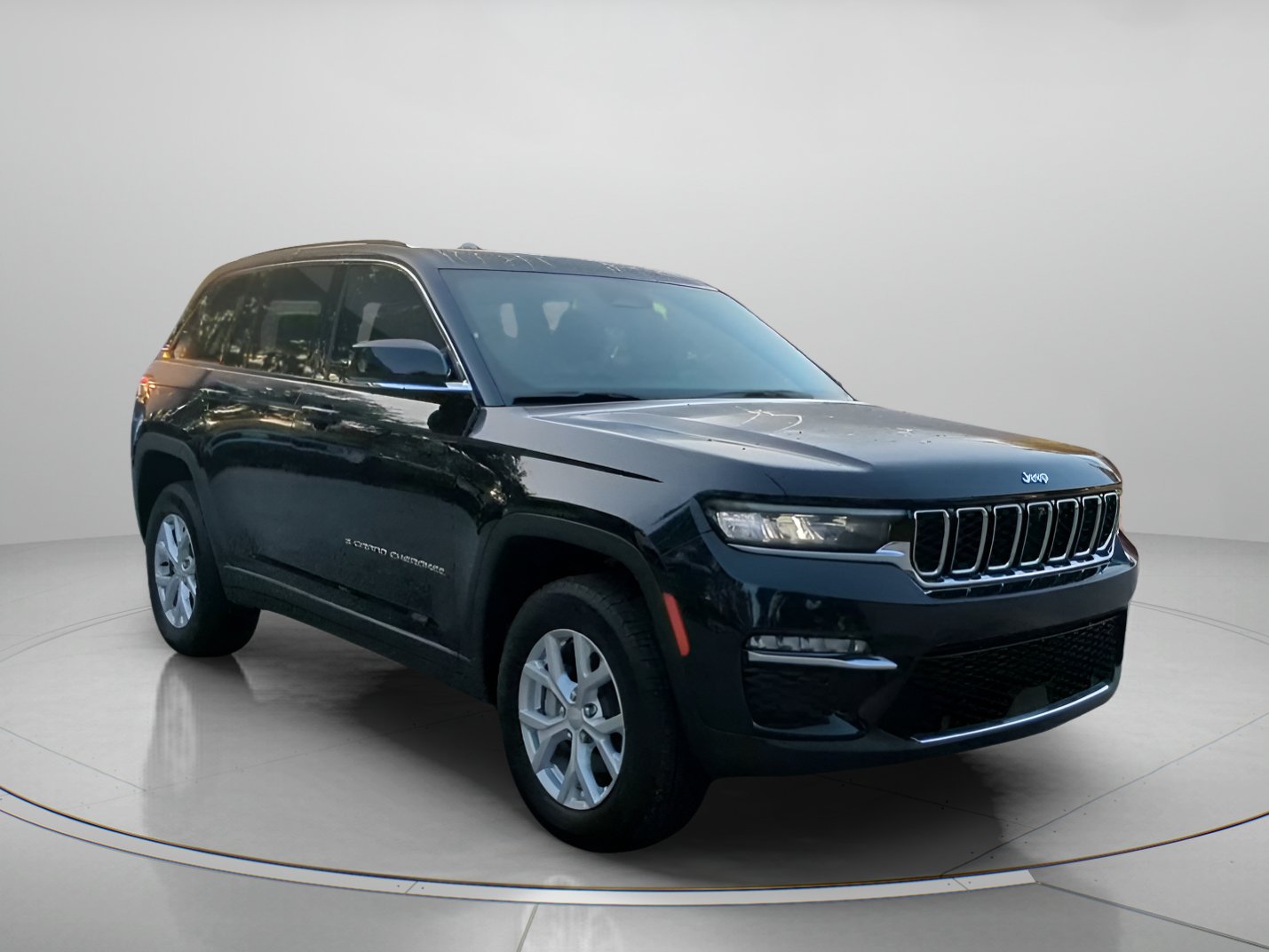 Used 2023 Jeep Grand Cherokee Limited w/ Luxury Tech Group II AWD/4WD image 2