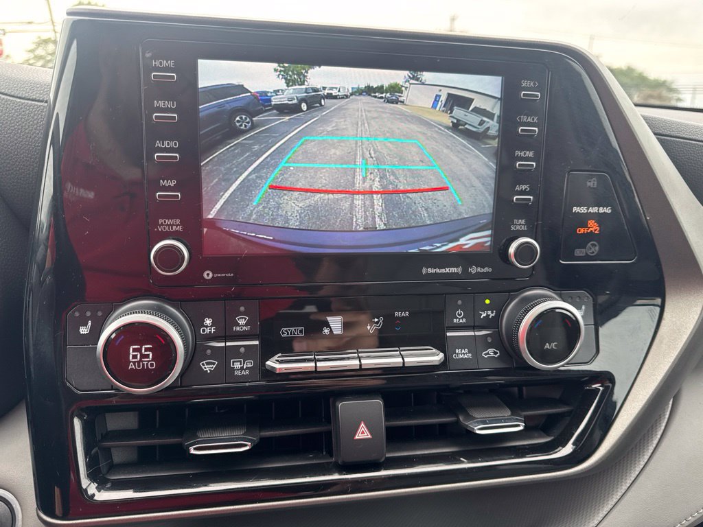 Used 2021 Toyota Highlander XLE AWD/4WD image 22