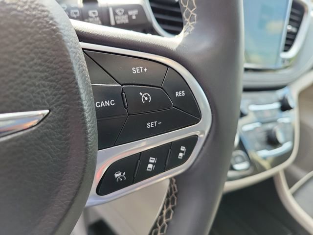 Used 2023 Chrysler Pacifica Limited image 26