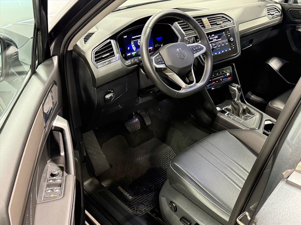 Used 2023 Volkswagen Tiguan SE w/ Panoramic Sunroof Package image 10