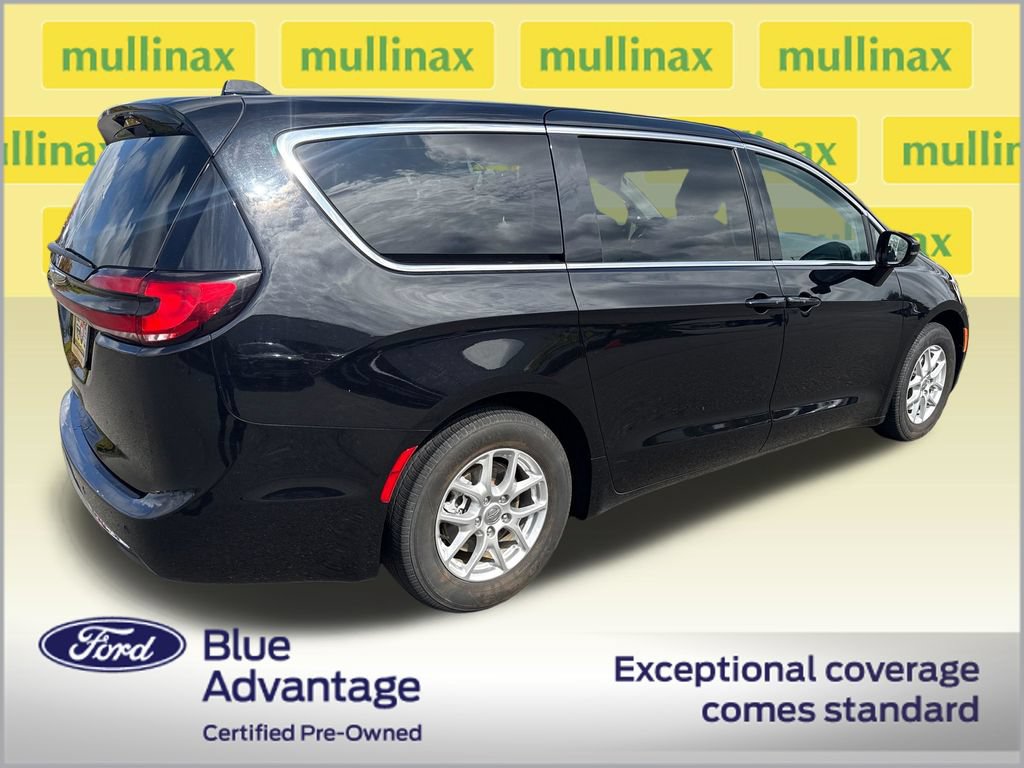 Used 2024 Chrysler Pacifica Touring-L FWD image 3