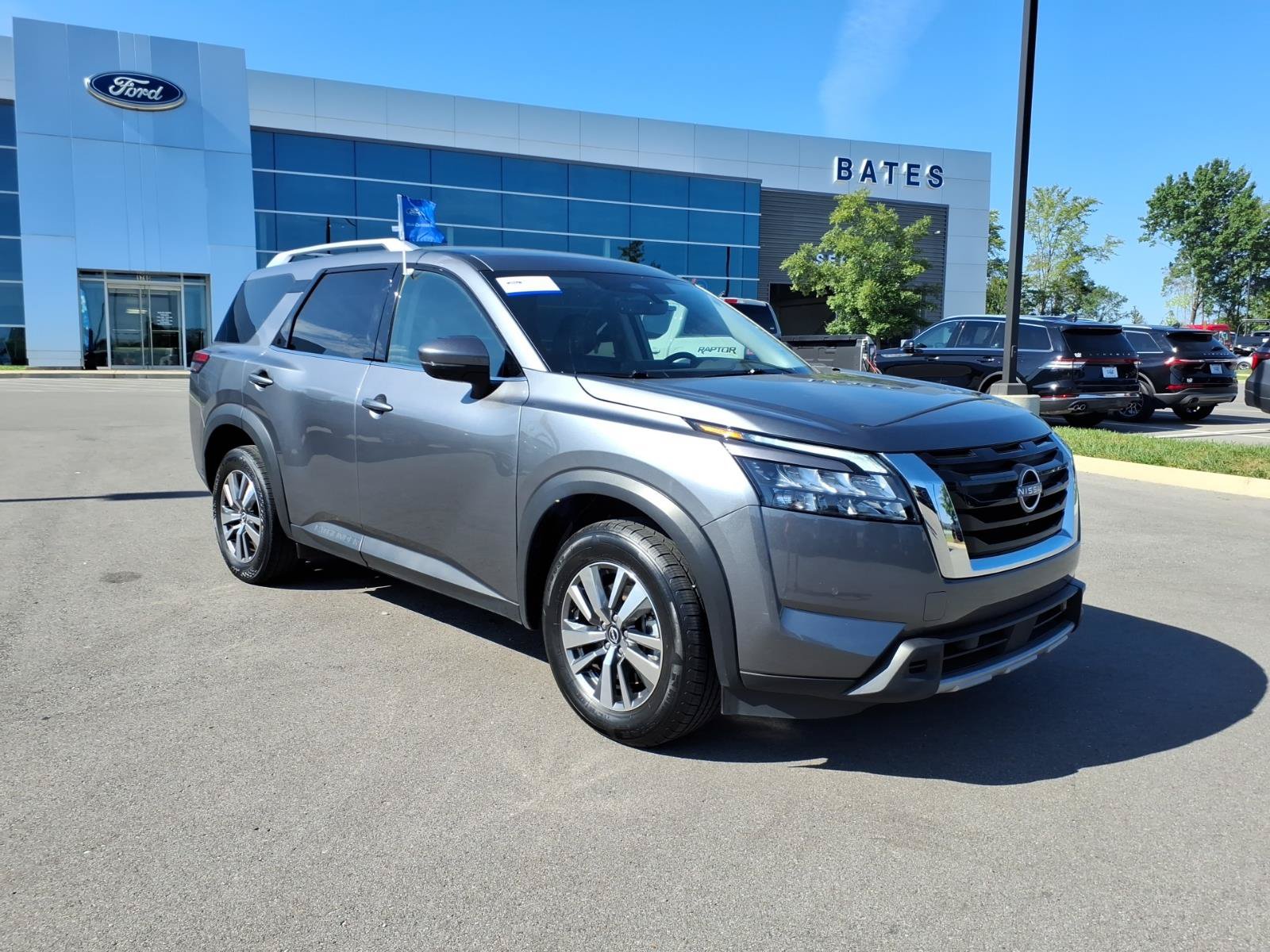 Used 2025 Nissan Pathfinder SL FWD image 1