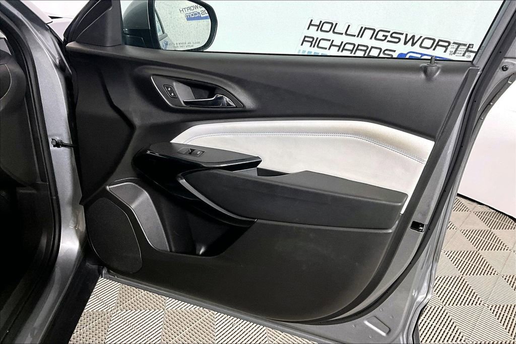 Used 2025 Chevrolet Trax LT w/ LT Convenience Package FWD image 19