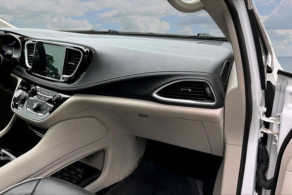 Used 2022 Chrysler Pacifica Limited AWD/4WD image 29