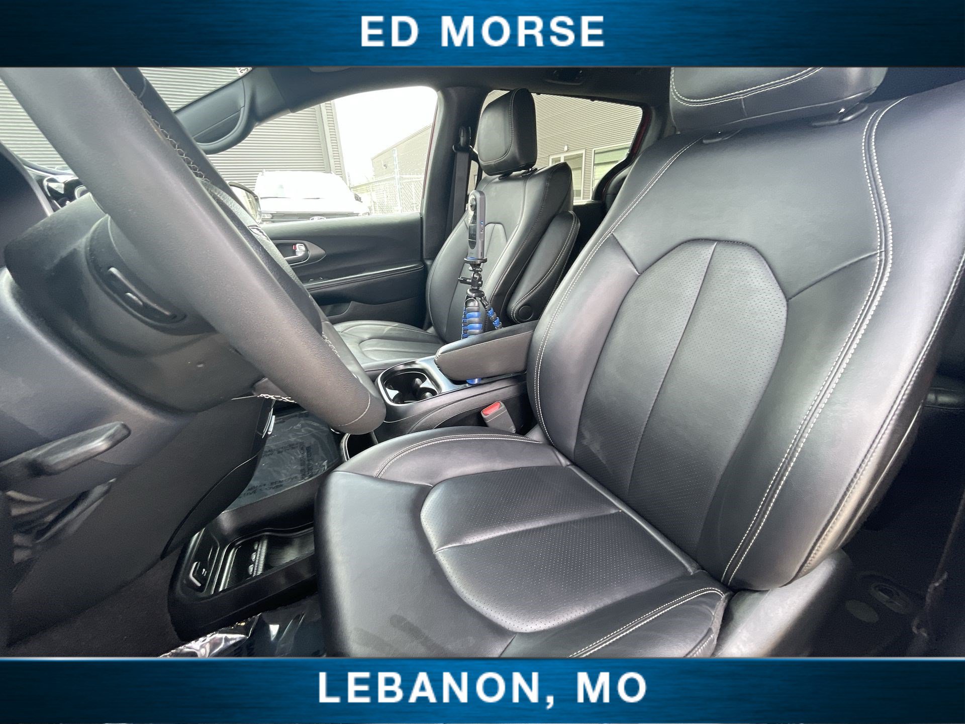 Used 2025 Chrysler Pacifica Select FWD image 18
