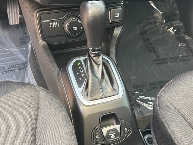 Used 2023 Jeep Renegade Latitude w/ Sun & Fun Group AWD/4WD image 31