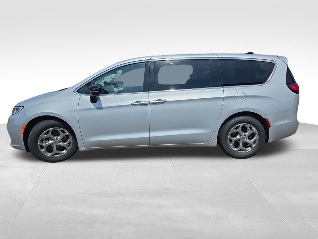 Used 2024 Chrysler Pacifica Limited FWD image 5