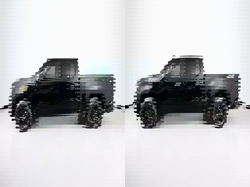 Used 2022 Chevrolet Silverado 1500 Custom image 2